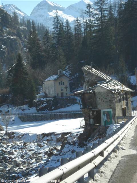 Casetta spazzata via dal torrente