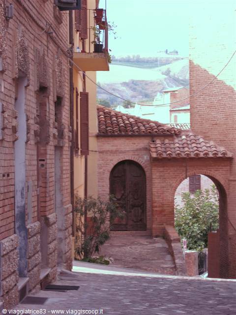 Strette vie in paese
