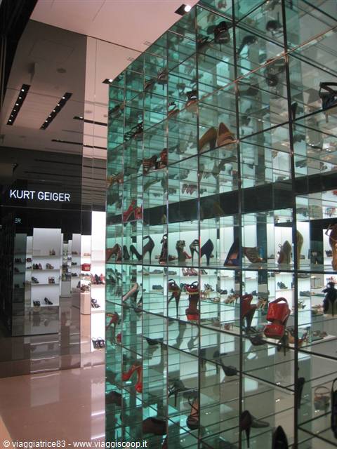 scarpe a Dubai Marina Mall
