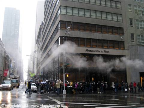 Code interminabili davanti al negozio Abercrombie & Fitch