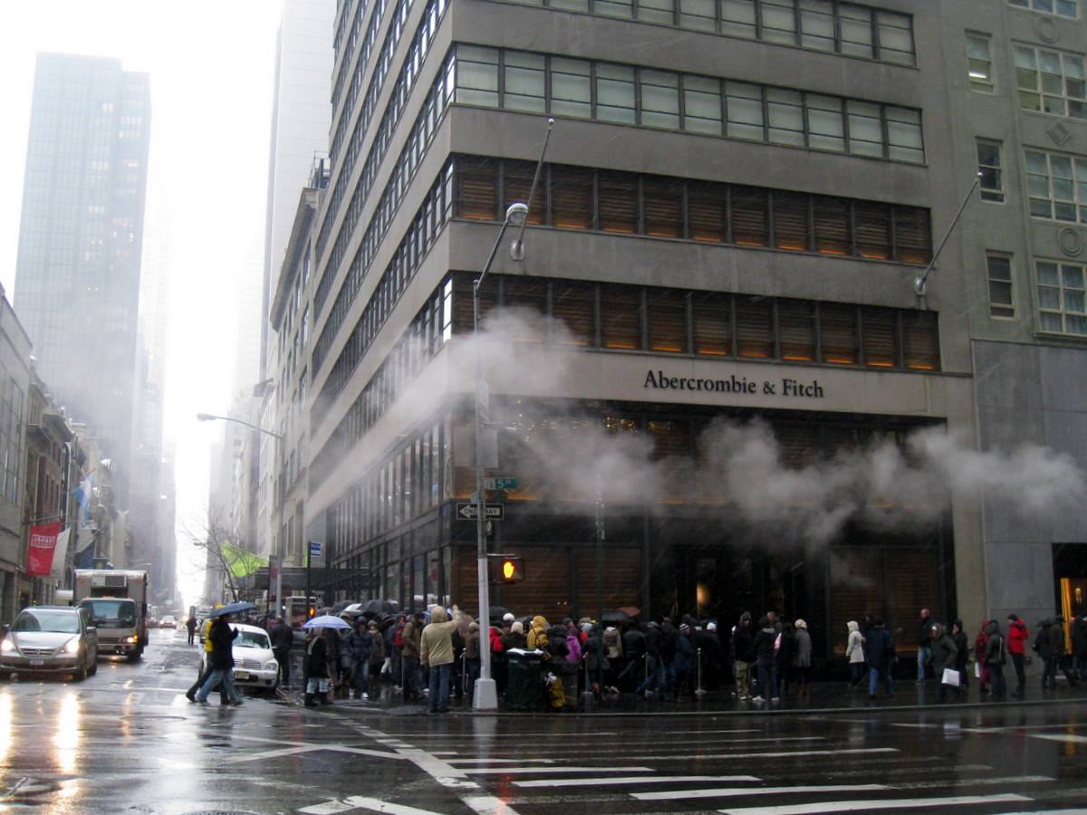 Code interminabili davanti al negozio Abercrombie & Fitch