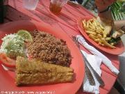 Pranzo al Macabuca Oceanside Tiki Bar & Grill .. un piatto di Mahi Mahi