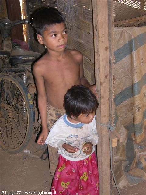 12 - Sulla strada per Voen Sai - Bambini curiosi