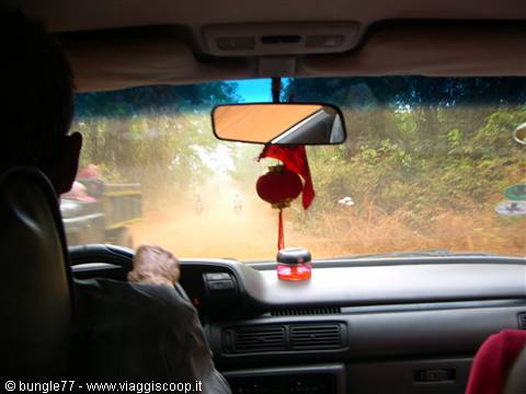 13 - Sulla strada per Kratie - dentro la macchina