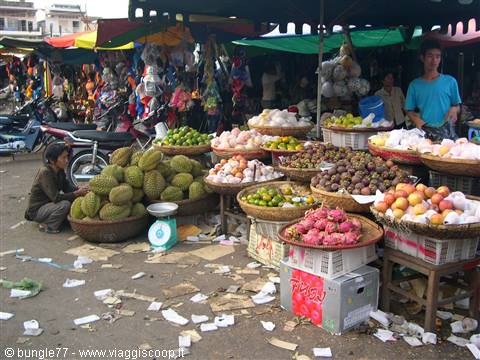 14 - Kratie - Mercato frutta