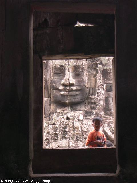 18 - Angkor - Bayon - Attraverso la finestra