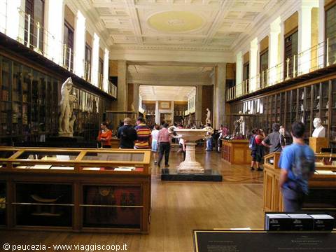 un'altra affollata sala del British Museum