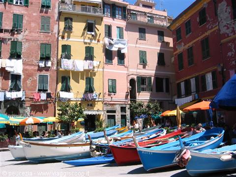 la colorata piazzetta