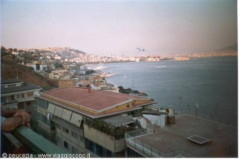 veduta di Napoli con braccia