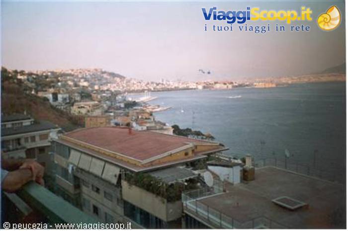 veduta di Napoli con braccia