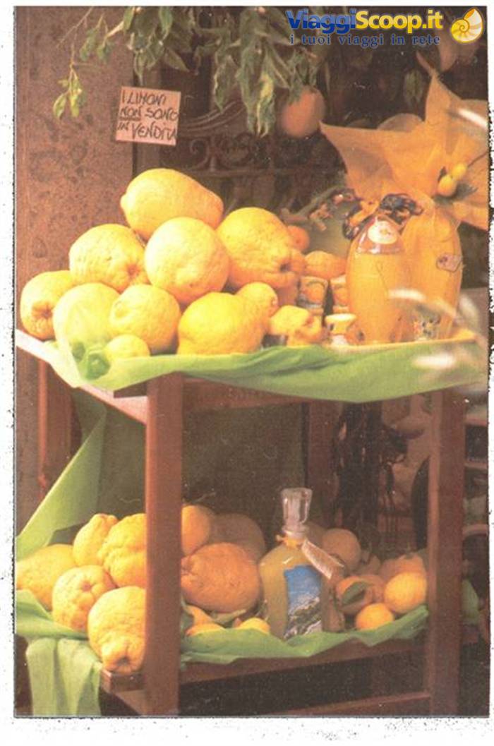 una bottega tipica offre la sua colorata mercanzia