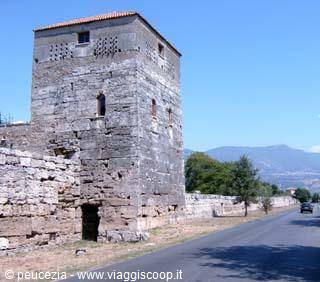 di fronte al sito archeologico