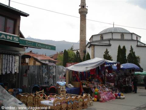 Peia o Pec: bazar e moschea (notare le culle di legno)