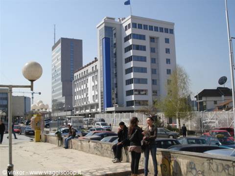 Prishtina: palazzi moderni e ragazze kosovare