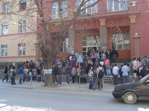 Prishtina:studenti di scuola superiore (ragazze con gonna e pantaloni)