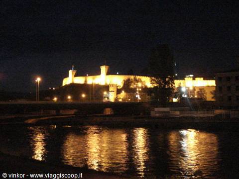 Skopje: veduta notturna del castello e le acque del fiume Vardar