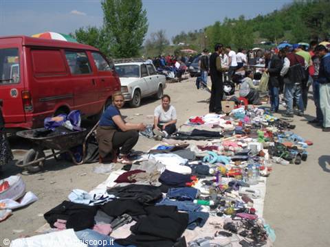 Skopje: mercato dell'usato lungo il fiume Vardar