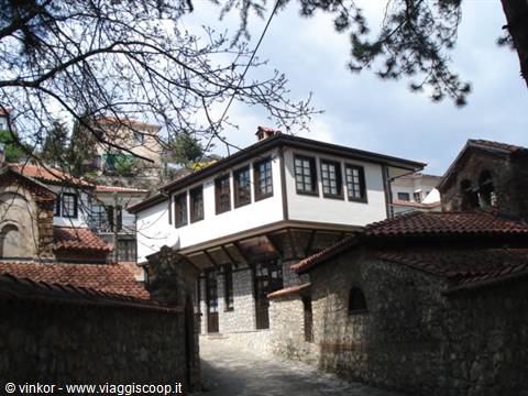 Ohrid: veduta di casa antica e vecchie chiese ortodosse