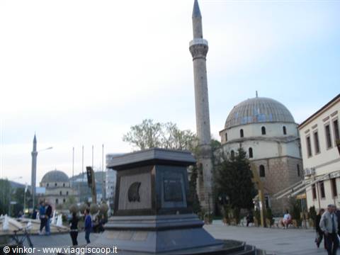 Bitola: piazza cittadina con moschee e monumento a Filippo II il macedone