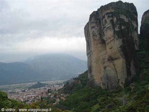 Kalambaka. veduta città e montagna