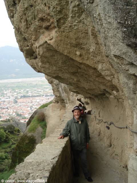 Kalambaka: io nel sentiero scavato nella roccia che porta al monastero