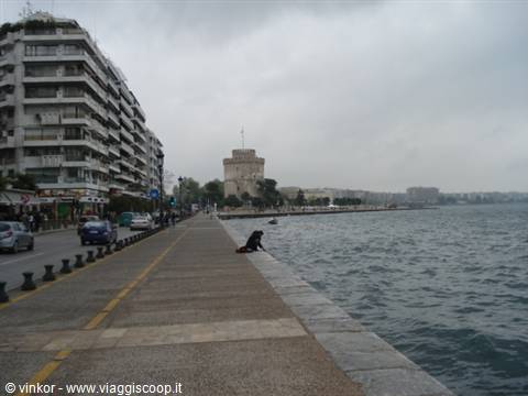 Salonicco: passeggiata a mare con torre antica