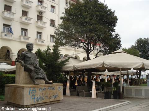 Salonicco: la statua di Aristotele