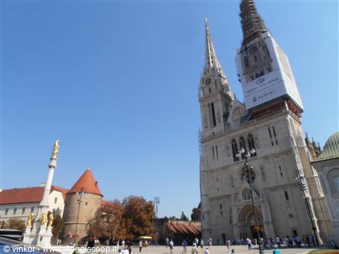 la cattedrale, torre antica, colonna e mura