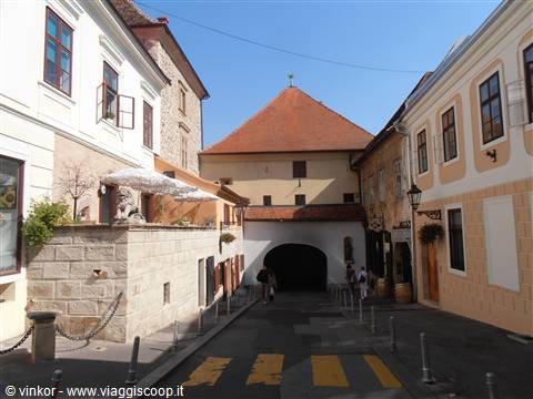 porta antica con immagine sacra