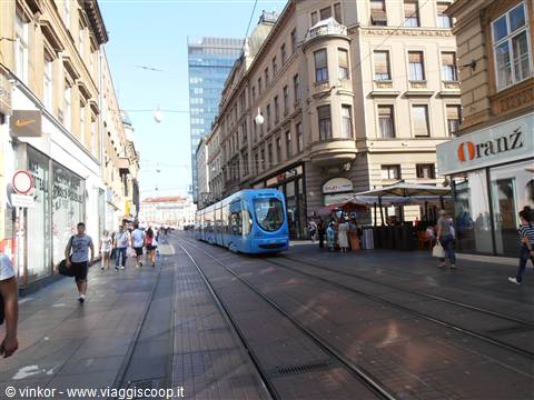 la via dello shopping col tram blu dell'ottima rete