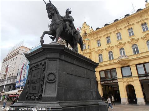 statua di Jelacic nella medesima piazza