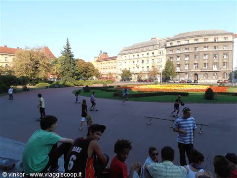skater davanti al museo Mimara
