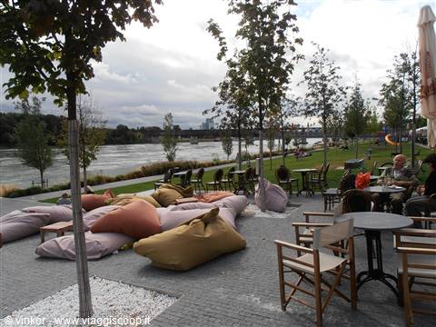 bar e passeggiata lungo il Danubio a Bratislava