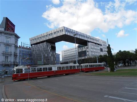 palazzo moderno e tram