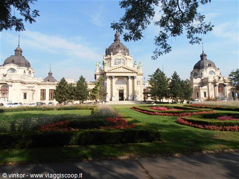 le terme Szechenyi all'esterno