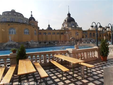 i tavoli che si affacciano alla piscina