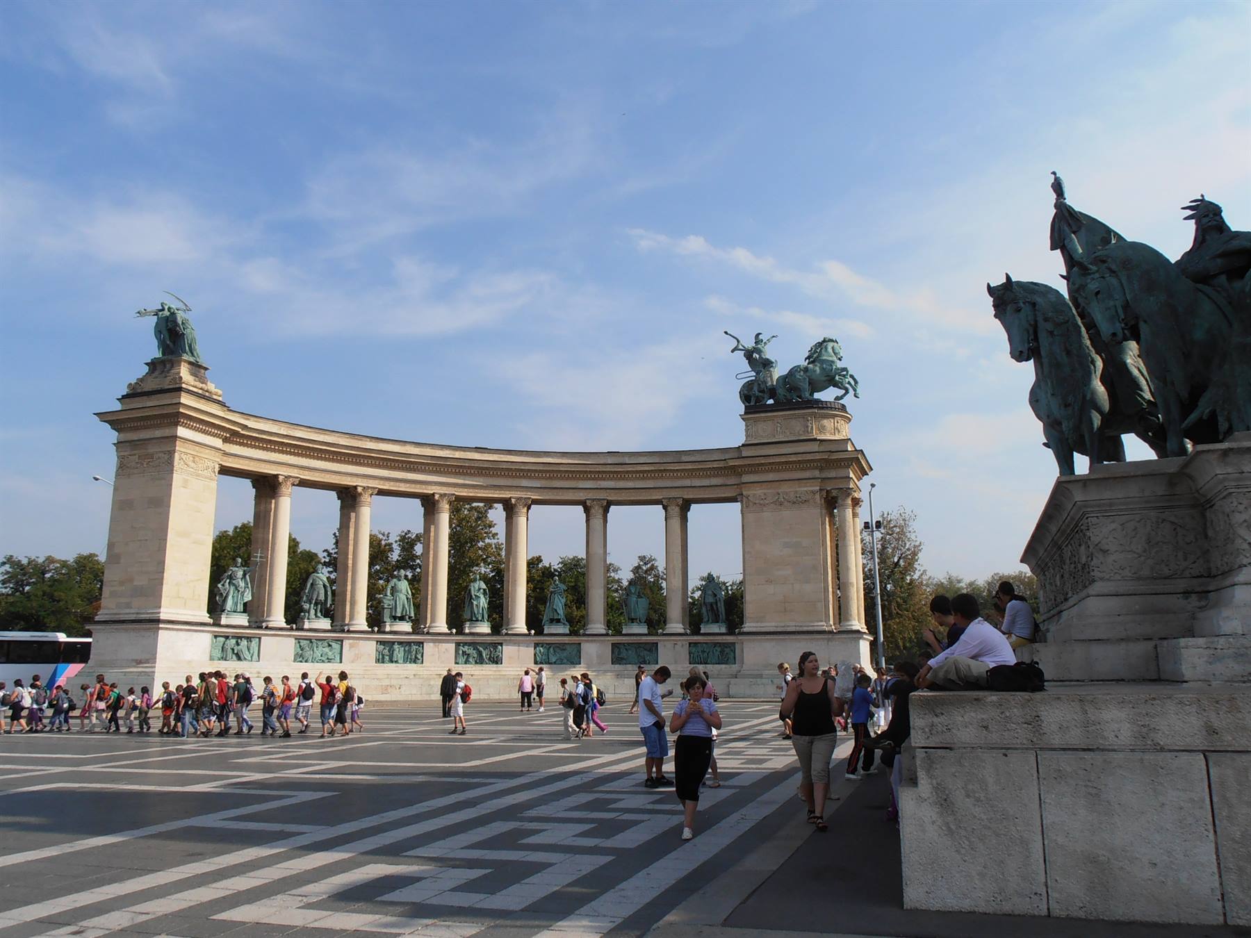 altri dettagli della grande piazza degli eroi