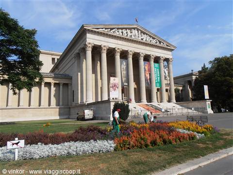 la galleria d'arte a fianco della piazza degli eroi