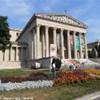 la galleria d'arte a fianco della piazza degli eroi UNGHERIA 