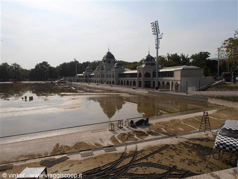 il lago artificiale nel parco cittadino in restauro