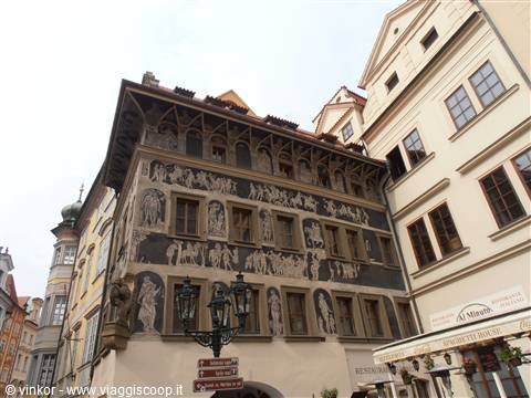 un bel palazzo nella piazza principale del centro storico