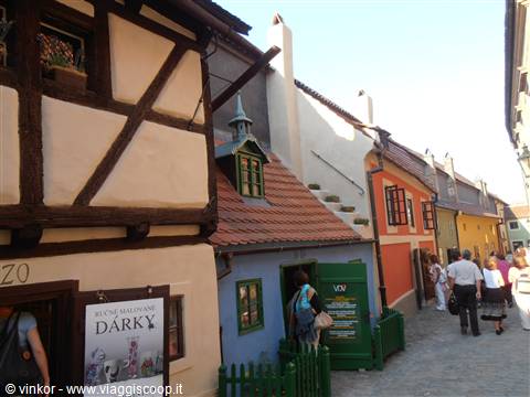 la stradina d'oro con la casa della sorella di Kafka al castello