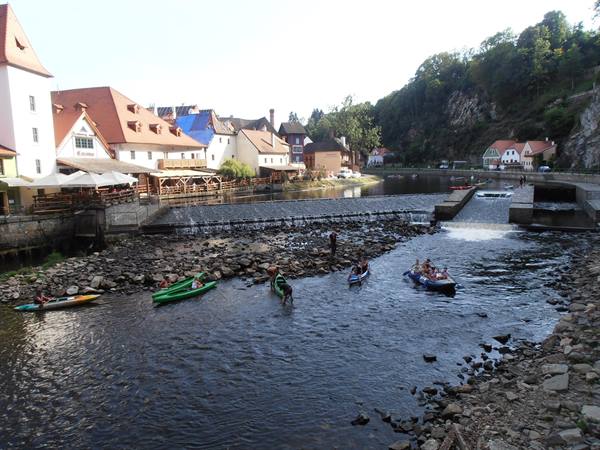 canoe lungo il fiume
