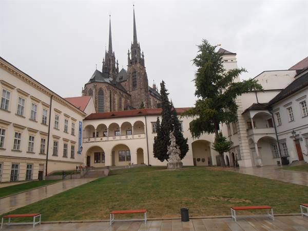 piazzetta e cattedrale di S.Pietro e Paolo a Brno 