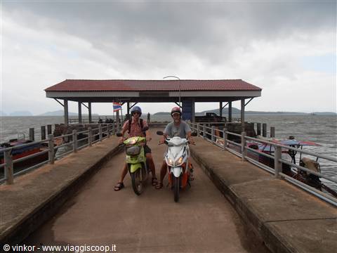 io ed un amico in moto a Ko Lanta - Tailandia