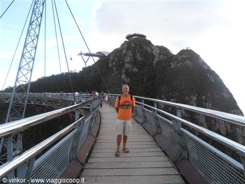 io sul ponte sospeso in cima al monte a Langkawi, Malesia