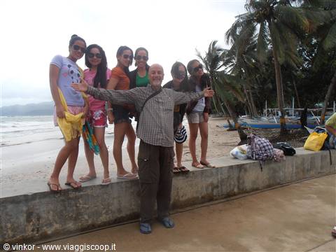 io con un gruppo di ragazze filippine a Sabang beach, Palawan, Filippine