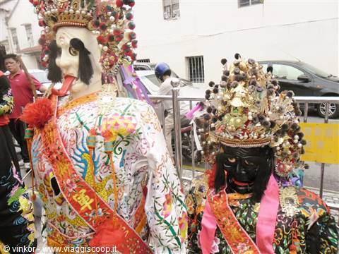 maschere davanti ad un tempio cinese a Kuching, Sarawak,Borneo malese