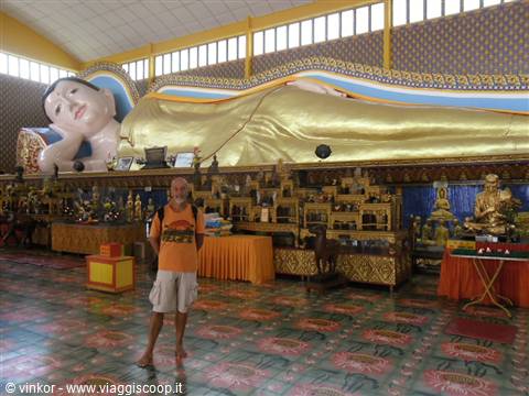 io davanti al Budda sdraiato, Penang, Malesia