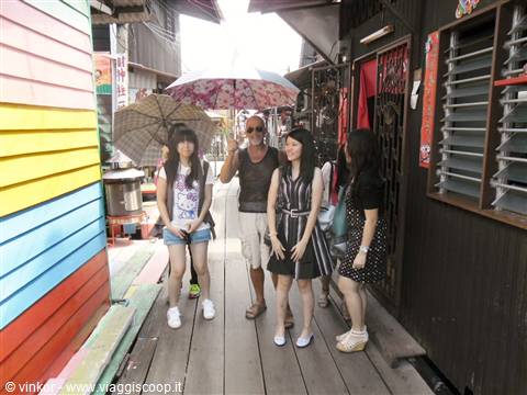 io con un gruppo di ragazze cinesi a Georgetown, Penang, Malesia
